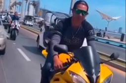 Зрелищни ВИДЕА: Моторист реши да се похвали с машината си, но преживя кошмар