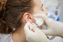 Лекар: Не пробивайте ушите на бебетата! Опасно е!