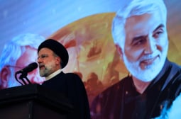 „Гардиън“: Смъртта на Раиси ще разчисти трънливия път за сина на аятолах Али Хаменей