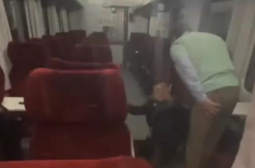 БРУТАЛНО ВИДЕО 18+: Кондуктор направи забележка на пътник в бързия влак за Курило, последва нещо страшно 