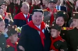 Южна Корея иска да забрани достъпа до песен, възхваляваща Ким Чен Ун ВИДЕО