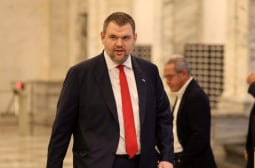 Делян Пеевски: Министрите на транспорта и МВР лично да се ангажират с проблема на превозвачите на ГКПП Видин