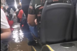 Потопът в София успя да наводни и автобус СНИМКИ