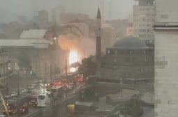 Инфаркно! Огнен ад в сърцето на София, гори сграда срещу джамията, а Халите... ВИДЕО