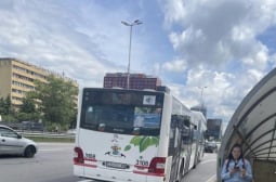 Автобус влачи 12-г. дете насред София, а шофьорът слуша музика и си зяпа в телефона СНИМКИ