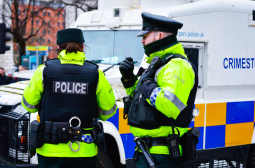 Въоръжен и опасен: Дирят нашенец за жестоко убийство в Белфаст СНИМКА