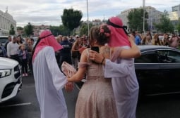 Пловдив гледа със затаен дъх: Арабски шейхове, скъпи коли, тъпан и... СНИМКИ