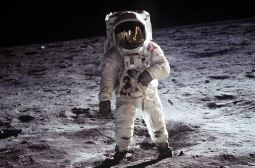 Извънземни попречили на първия астронавт на Луната да си направи снимка