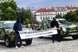 Руснаци купиха военни коли за сънародници, биещи се срещу Русия СНИМКИ