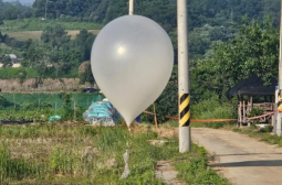 Северна Корея праща към Южна Корея балони, пълни със... СНИМКИ