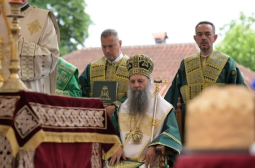 Сръбският патриарх отслужи литургия срещу “българския окупатор”