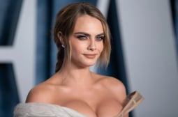 Кара Делевин показа гола гръд в реклама на модна марка СНИМКИ 18+