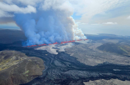 Паника и евакуация: Земята се отвори в Исландия, огнена маса полетя на 50 метра височина ВИДЕО