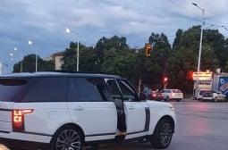Страховит екшън между арабин с лъскав джип и шофьор на автобус в София СНИММКИ