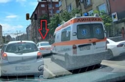 Дипломатически автомобил с грозна изцепка в центъра на София ВИДЕО