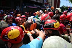 Най-страшната вест дойде след ужаса в Истанбул, страховито ВИДЕО запечата рухването на сградата  