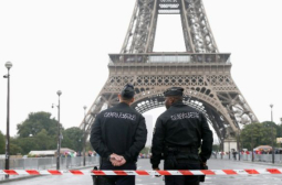 Зловеща находка пред Айфеловата кула смрази Париж, закопчан е нашенец 