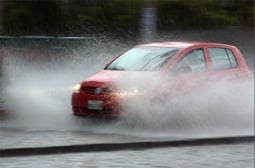 Седем правила за безопасно шофиране в дъжда 