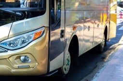 Шофьор на автобус е правил секс с ученичка при скорост от 80 км/час СНИМКИ