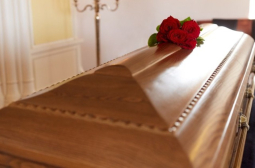 Жена, обявена за мъртва, бе върната към живота в погребално бюро