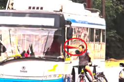 Невиждан екшън във Варна! колоездач спря до автобус и след минути залетяха крошета ВИДЕО 18+