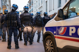 Проснаха по очи рускоговорящ, имал бомби край летището в Париж