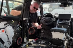 Блогър показа от какво е направен Land Cruiser 300 и назова недостатъците му ВИДЕО