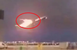 Страшно ВИДЕО: Самолет с 389 пътници на борда пламна във въздуха