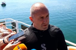 Полуголият Радев в захлас: Не е за вярване какво откри на морското дъно край о-в Св. Анастасия ВИДЕО 