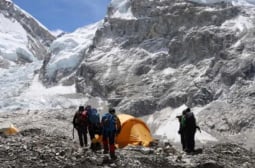 Смразяващо: Разчистиха тонове скелети и боклук от Еверест 
