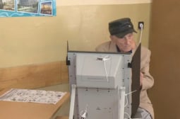 Дядо за пример: Столетникът Хиньо гласува с машина, размаха пръст на политиците