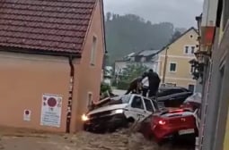 Всички по домовете! Смъртоносна стихия удари Австрия
