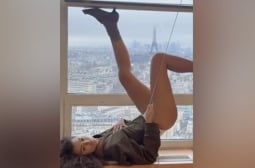 Емили Ратайковски вдига крака и съблазнява по прашки феновете 18+