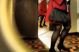 Виждали ли сте този извратеняк? Снима жени в пробната на мола в Пловдив СНИМКИ