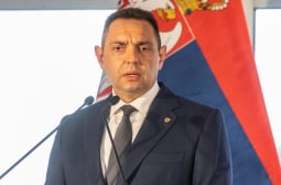 Сръбският вицепремиер шокира с действията си в Москва, отдаде чест на...