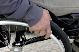 Копаем дъното: Отказаха електрическа количка на пенсионер без крака