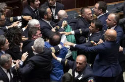 Бой в италианския парламент, изведоха депутат с инвалидна количка 18+