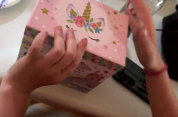 9-г. момиченце отвори малката си розова кутийка за бижута, всички са в шок