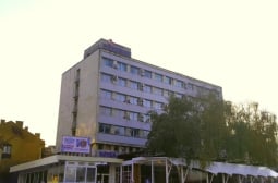 Кошмар в хотел "Раховец" в Горна Оряховица: В леглата на деца плъзнаха... СНИМКИ
