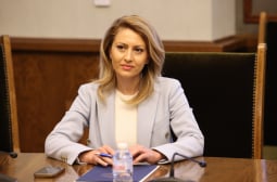Коя е чаровната блондинка, предложена от Борисов за шеф на НС 
