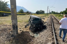 Ужас на релсите: Влак помете полицай край Враца СНИМКИ