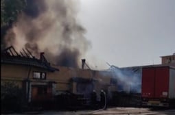Страшно е: Черен дим обгърна Русе, градът не помни такъв пожар СНИМКИ