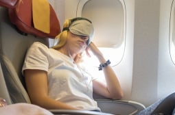 Перверзник се изгаври брутално с момиче, докато спи в самолет