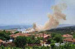 Извънредна ситуация: Облаци дим вдигнаха накрак цяло село в Пазарджишко, хвърчат пожарни СНИМКИ