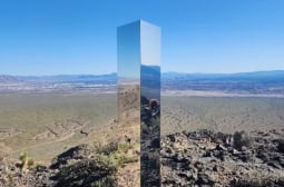 Мистерия! Огледална колона изникна в пустинята на Вегас