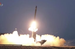 Изстреляна от Северна Корея ракета се взриви във въздуха