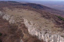 Зловещо: Откриха гол труп в местността Камъка