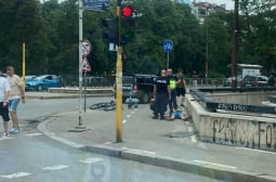 Кошмар на пъпа на София: Мъж лежи в несвяст на тротоара, а полицаи го... СНИМКИ