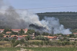 Огнен ад край Аксаково: Евакуират цяло село!