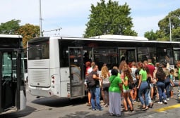 "Слизай, за да няма шамари": Изхвърлиха известна певица с грозни псувни от автобус в Пловдив